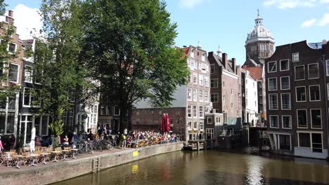 Time-lapse-De-Embarcaciones-De-Recreo-Del-Canal-Turístico-Pasando-Por-Puentes-En-Amsterdam,-Holanda,-Países-Bajos,-Europa