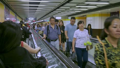 Peatones-Que-Utilizan-Un-Dispositivo-Móvil-En-Un-Mtr-O-En-Un-Túnel-De-Metro-De-Tránsito-Rápido-Masivo