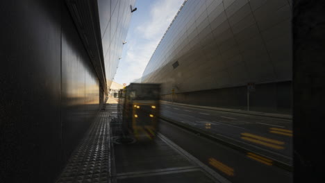 Lapso-De-Tiempo-Del-Tráfico-Por-Carretera-En-La-Terminal-De-La-Zona-De-Vuelo-Del-Aeropuerto-De-Dublín-En-Irlanda