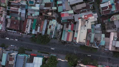 Vuelo-De-Drones-Por-La-Tarde-Sobre-Los-Tejados-Del-Distrito-De-Binh-Thanh,-Con-Una-Iglesia-Católica-En-Un-área-Densamente-Poblada-De-La-Ciudad-De-Ho-Chi-Minh-O-Saigon-Vietnam