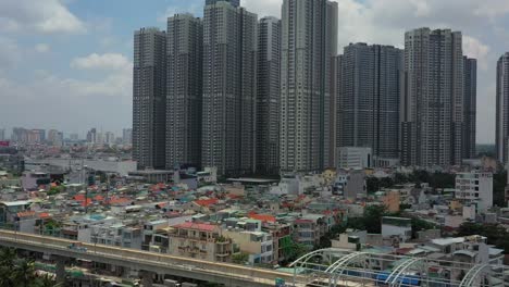 Fliegen-Von-Unten-Nach-Oben-Eines-Wahrzeichengebäudes-In-Ho-Chi-Minh-Stadt