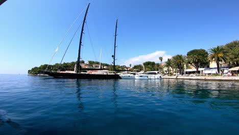 Verlassen-Sie-Cavtat-Auf-Dem-Seeweg-Mit-Einem-Atemberaubenden-Panorama-Und-Blick-Auf-Eine-Gebührenpflichtige-Schwarze-Yacht