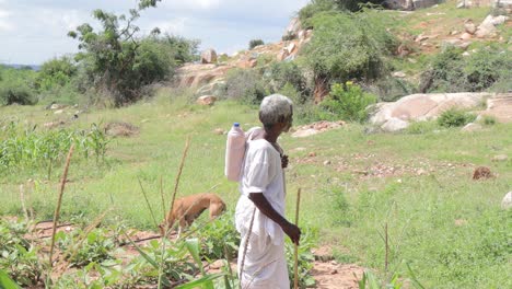 Alter-Stammeshirte-Oder-Schäfermann-Mit-Wasserflasche-Und-Stock-Im-Berg-In-Indien-Während-Des-Heißen,-Sonnigen-Tages