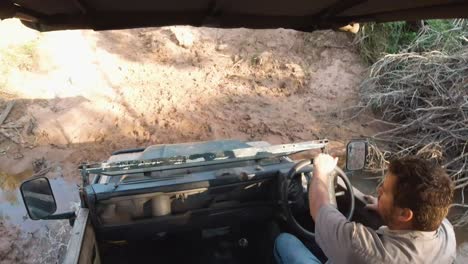 Cruzando-Un-Charco-En-Un-Terreno-Todoterreno-Pesado-Con-Un-Safari-4x4-Land-Rover