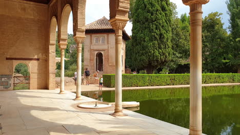 Los-Turistas-Visitan-El-Oratorio-Parcial-.alhambra,-Spain.granada.static-Shot