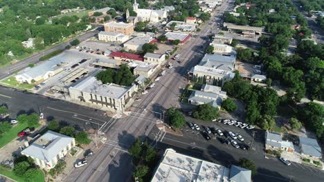 Luftdrohnenvideo-Der-Stadt-Fredericksburg-In-Texas