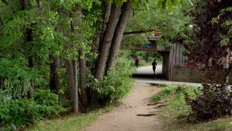 Menschen-Laufen-Auf-Dem-Boulder-Creek-Path-In-Boulder,-Colorado