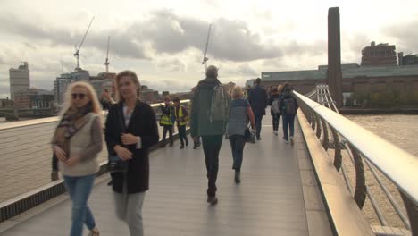 Gente-Caminando-Y-Haciendo-Turismo-En-El-Puente-Del-Milenio-Sobre-El-Río-Támesis