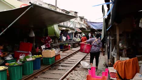 Eine-Aufregende-Zugfahrt-Zum-Mae-Klong-Eisenbahnmarkt