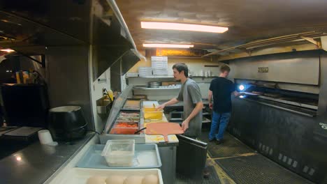 Personal-De-Cocina-Haciendo-Pizzas-La-Cocina-En-Un-Restaurante-Pizzería-Familiar