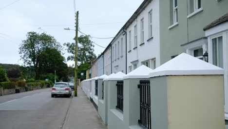 Calle-En-La-Pequeña-Ciudad-De-Courtmacsherry-En-El-Condado-De-Cork,-Irlanda,-Temprano-En-La-Mañana-Durante-La-Semana