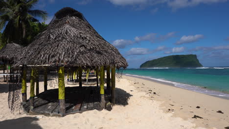 Ein-Rustikales-Fale-Am-Weißen-Sandstrand-Von-Lalomanu-Im-Südpazifik