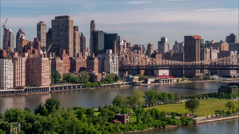 Zeitraffer-Des-Verkehrs-Am-FDR-Drive,-Der-Ed-Koch-Queensboro-Bridge,-Roosevelt-Island,-East-River-Und-East-Side-Manhattan-Bei-Tag