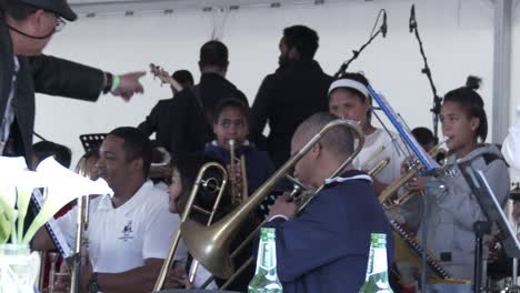 Ein-Leiter-Einer-Jazzband-Bringt-Seine-Musiker-Dazu,-Ihre-Instrumente-Vor-Einem-Konzert-Zu-Stimmen