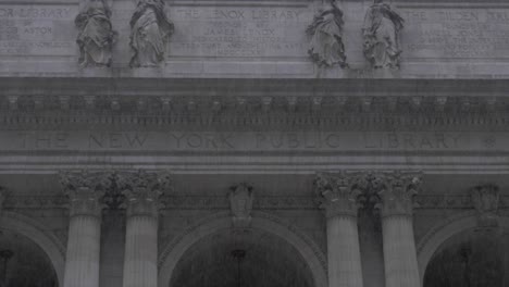 Einspielung-Des-Gebäudes-Der-New-York-Public-Library-Bei-Regnerischem-Wetter