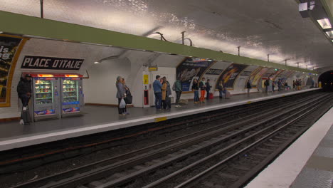 Imágenes-Profesionales-De-Un-Andén-Del-Metro-Con-Gente-Esperando-Y-Un-Tren-Parando