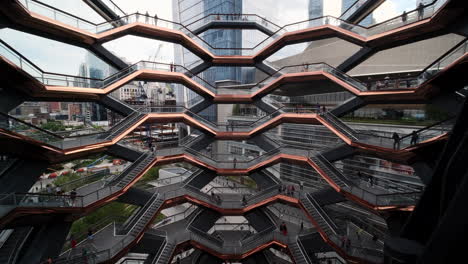 Das-Schiff-Im-New-Yorker-Hudson-Yard-Ist-Ein-Atemberaubendes-Bauwerk,-Das-Von-Thomas-Heatherwick-Entworfen-Wurde