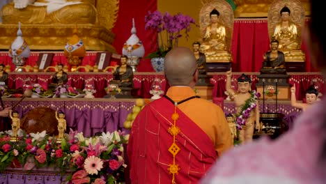 Mönche-Beten-Vor-Der-Buddha-Statue-Beim-Buddha-Geburtstagsfest-Menschen-Und-Mönche-Beten-Die-Religion-Des-Buddhismus