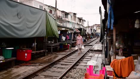 Eine-Aufregende-Zugfahrt-Zum-Mae-Klong-Eisenbahnmarkt