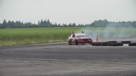 Bmw-E36-Y-Bmw-E30-A-La-Deriva-En-Una-Pista-De-Deriva-En-Cámara-Súper-Lenta-Con-Mucho-Humo-De-Los-Neumáticos-Y-Carreras-Reñidas