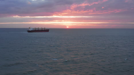 Buque-De-Carga-Que-Sale-De-Westerschelde-Hacia-El-Mar-Del-Norte-Durante-Una-Puesta-De-Sol