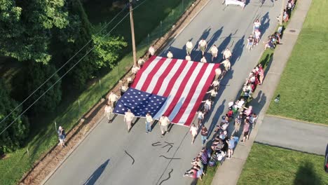 Los-Boy-Scouts-Of-America-Llevan-La-Bandera-Estadounidense-Durante-Un-Desfile-Del-Día-De-La-Independencia-En-Un-Pequeño-Pueblo-De-America