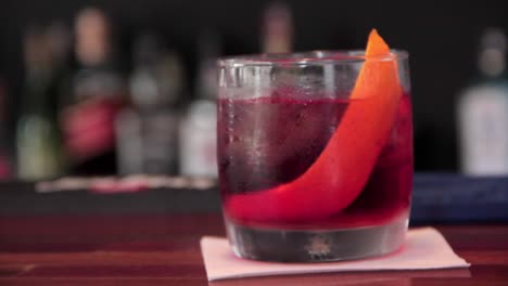 Cóctel-Italiano-Negroni-Servido-En-Un-Vaso-Frío-Con-Hielo-Y-Piel-De-Naranja