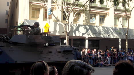 Vehículo-Blindado-Ligero-En-El-Día-De-Anzac-2015-Para-Que-No-Olvidemos-El-Día-Del-Recuerdo-Del-Memorial-De-Guerra-Australiano