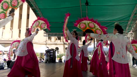 Cultura-De-Corea-Del-Sur,-Espectáculo-De-Danza,-Mujeres,-Vestido,-Tradicional,-Danza-Tradicional-Coreana-De-Asia,-Buchaechum