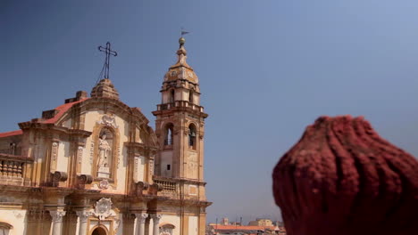 Vista-De-La-Iglesia-Barroca-Con-Campanario-Contra-El-Cielo-Azul-Claro-En-Siracusa,-Sicilia