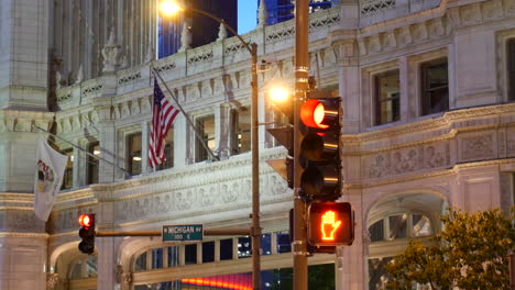 Chicago,-Vista-De-La-Avenida-Michigan,-Esquina-De-La-Calle,-Luz-Roja-De-Tráfico,-Estados-Unidos,-Ondear-La-Bandera-Estadounidense,-Arquitectura-Moderna,-De-Noche