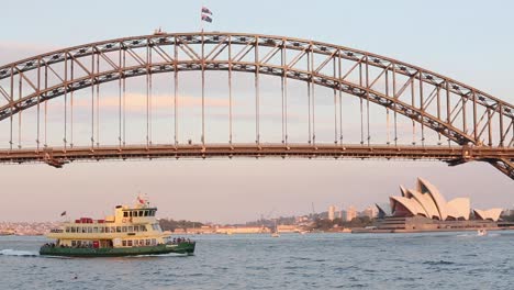 Vista-Del-Puente-Del-Puerto-De-Sydney-Y-La-Casa-De-La-ópera-De-Sydney-En-Perfecta-Luz-De-La-Tarde-Con-Tráfico-De-Botes-En-El-Agua