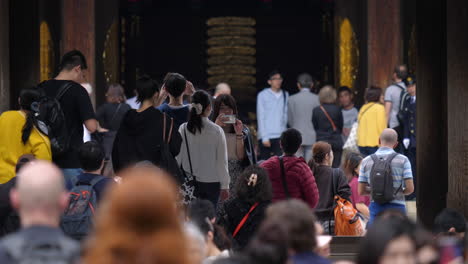 Turistas-Tomando-Fotografías-Mientras-Visitan-Los-Edificios-Del-Complejo-Del-Santuario-Meiji-Jingu-En-El-Parque-Yoyogi