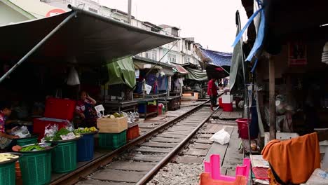 An-exciting-train-ride-to-Mae-Klong-Railway-Market