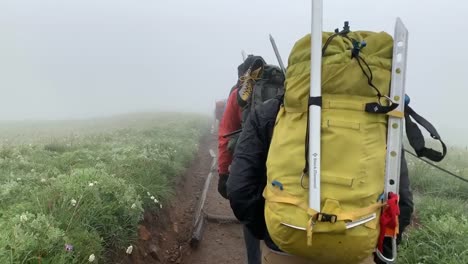 Ernsthafte-Bergsteiger,-Die-Sich-Auf-Eine-Mehrtägige-Reise-Zum-Gipfel-Des-Berges-Begeben