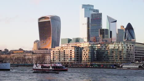 Citycruises-Tourboot-Auf-Der-Themse-Vor-Den-Berühmten-Bürogebäuden-Der-Skyline