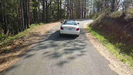 Coche-Conduciendo-Por-La-Ladera-Hd