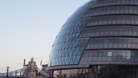 Vista-Del-Edificio-De-Vidrio-Redondo-Del-Ayuntamiento,-Sede-De-La-Autoridad-De-Londres,-Donde-Están-La-Asamblea-Y-El-Alcalde,-De-Cerca