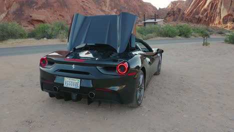 Abriendo-El-Techo-De-Un-Convertible-Ferrari-Negro-En-El-Valle-Del-Fuego,-Nevada