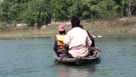 Turistas-Nepaleses-Dando-Un-Paseo-En-Bote-Por-Un-Río-En-El-Parque-Nacional-De-Chitwan-Para-Ver-Las-Aves-Y-Los-Animales-En-La-Región-Sur-De-Nepal