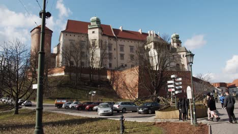 Tourists-outside-Wawel-Castle-tourist-sightseeing-attraction-in-Krakow-Poland