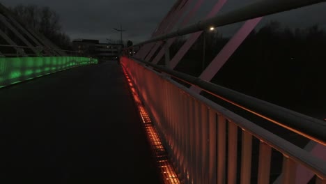 Cacerola-Lenta-A-La-Izquierda-A-Través-De-Steve-Prescott-Cruce-De-Puente-Iluminado-Colorido-En-La-Escena-Urbana-De-La-Ciudad-En-La-Noche