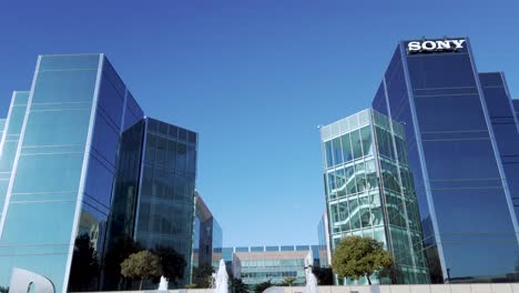 Busque-Las-Oficinas-De-Entretenimiento-Interactivo-De-Sony-En-Silicon-Valley,-Ciudad-Adoptiva-Frente-Al-Logotipo-Y-La-Fuente