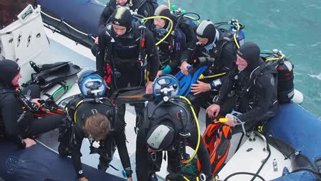 Taucher-Im-Schlauchboot,-Die-Von-Einem-Tauchausflug-Im-Sommer-Auf-Lanzarote,-Spanien,-Zurückkehren