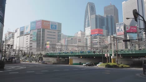 Shinjuku-skyline-in-Tokyo,-Japan