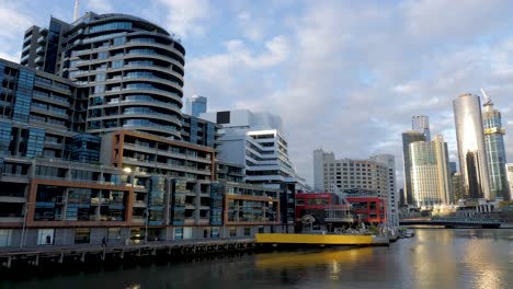 Yarra-Riverside---Blick-Auf-Die-Skyline-Bei-Sonnenuntergang