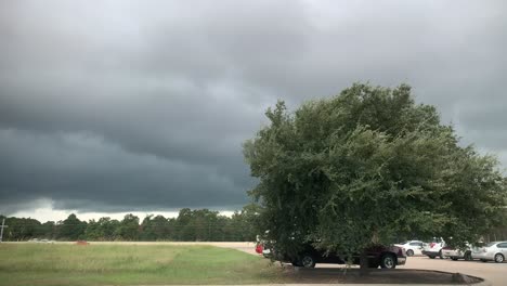 Un-Clip-De-Una-Tormenta-De-La-Tarde-Que-Llega-A-Un-Pequeño-Pueblo-De-Texas