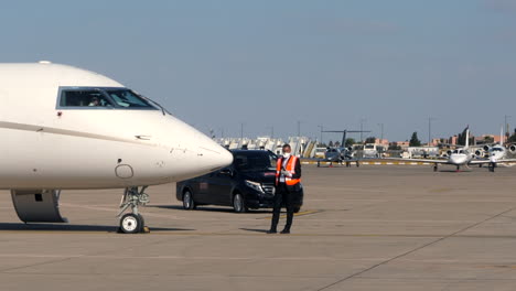Jets-Privados-En-El-Aeropuerto-De-Marrakech-Con-Personal-De-Tierra-Usando-Tapabocas-Durante-La-Crisis-Del-Virus-De-La-Corona