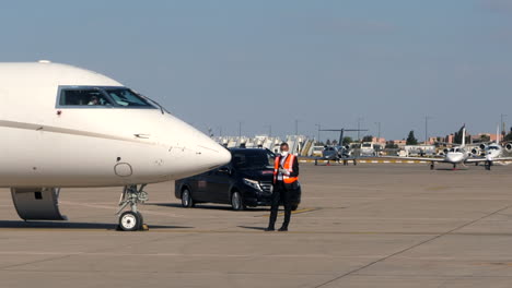 Privatjets-Am-Flughafen-Marrakesch-Mit-Bodenpersonal,-Das-Während-Der-Coronavirus-Krise-Mundschutz-Trug