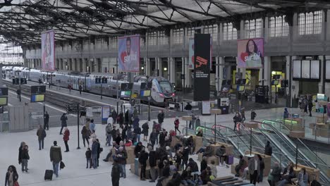 Interior-De-La-Estación-De-Tren-Gare-De-L&#39;est-En-París,-Francia